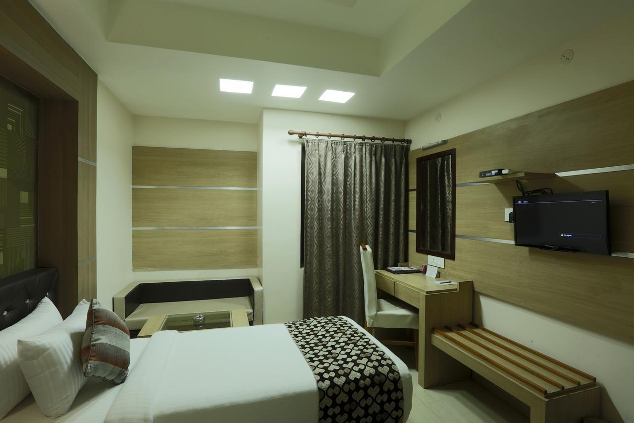 גווהטי Hotel Sj International מראה חיצוני תמונה